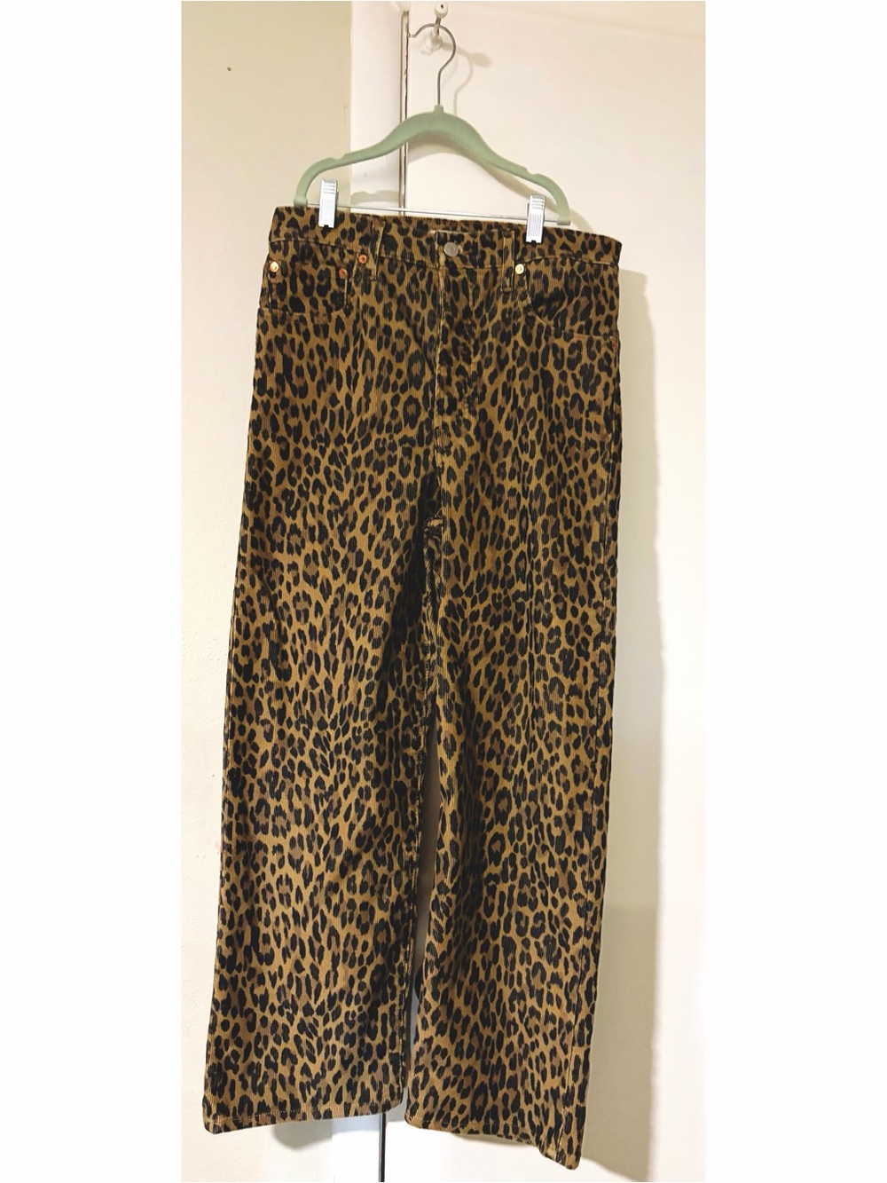 Levi’s ribcage jeans in cheetah print - Picture 3 of 6